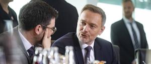 Bundesjustizminister Marco Buschmann (links) und Bundesfinanzminister Christian Lindner (rechts) vor der Kabinettssitzung im Kanzleramt in Berlin am 17. Januar 2024. 