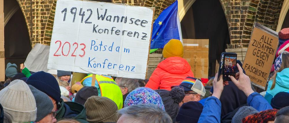 Tausende protestieren am 20. Januar 2024 in Lübeck gegen AfD und Rechtsextremismus.