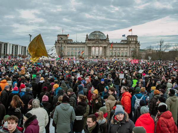 Am 21. Januar 2024 kam vor dem Bundestag in Berlin mehrere tausend Menschen zusammen, um gegen die AfD und Rechtsextremismus zu demonstrieren. 