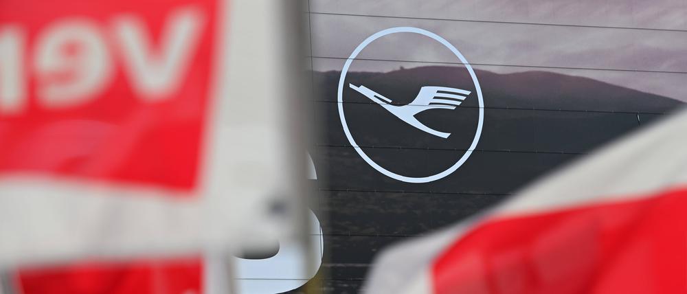 Rote Verdi-Fahnen wehen vor dem Kranich-Logo der Lufthansa. Im Tarifkonflikte rief Verdi das Bodenpersonal am 07. Februar zum Warnstreik auf.