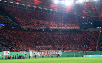 Rote Wand. Etwa 7000 Unioner unterstützten ihre Mannschaft beim Pokalhalbfinale in Leipzig. Foto: Matthias Koch/Imago
