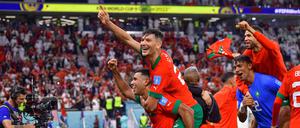 Die marokkanischen Spieler feiern ihren Sieg gegen Portugal - und den Einzug ins WM-Halbfinale.