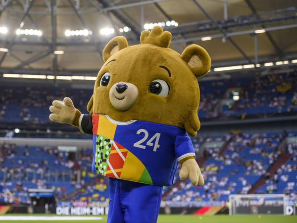 EM-Maskottchen „Albärt“ flanierte bereits am 20. Juni 2023 in der Arena Auf Schalke in Gelsenkirchen umher, um die Nationalelf bei einem Freundschaftsspiel gegen Kolumbien anzufeuern.