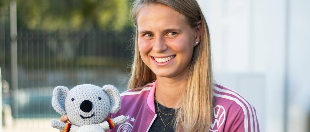 Stolz präsentiert Nationalspielerin Klara Bühl ihren selbst gehäkelten Koala.
