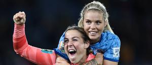 Mary Earps und Rachel Daly aus dem englischen Team feiern den Sieg gegen Australien.