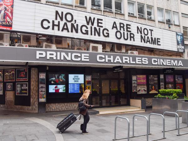 Ganz London bereitet sich auf die Krönung von König Charles III. vor. Das „Prince Charles Cinema“ lässt vorbeilaufende Passanten wissen: „Nein, wir ändern unseren Namen nicht“.
