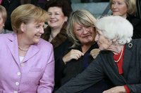 Hildegard Hamm-Brücher mit Angela Merkel und Alice Schwarzer 2009 im Kanzleramt anlässlich des Jubiläums "90 Jahre Frauenwahlrecht". Foto: imago