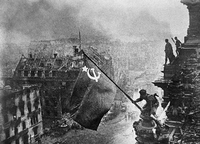 Ikonisches Foto. Die gestellte Aufnahme des Rotarmisten, der die sowjetische Flagge über dem Reichstag hisste, markiert das Ende des Zweiten Weltkriegs. Foto: imago/ITAR-TASS