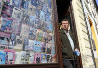 Ein Mann, ein Blick, eine Zigarette, das kann er gut, sagt Aki Kaurismäki. Hier steht er 2011 an der Tür eines tschechischen Videoladens. Foto: Imago