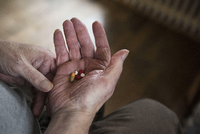 Der Palliativmedizin steht inzwischen eine ganze Palette an schmerzlindernden Medikamenten bereit. Foto: imago/MITO