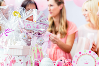 Es wird ein Mädchen. Deko in Rosa, Sahnetorte und Luftballons gehören zu einer Babyshower-Party dazu. Foto: imago/Panthermedia