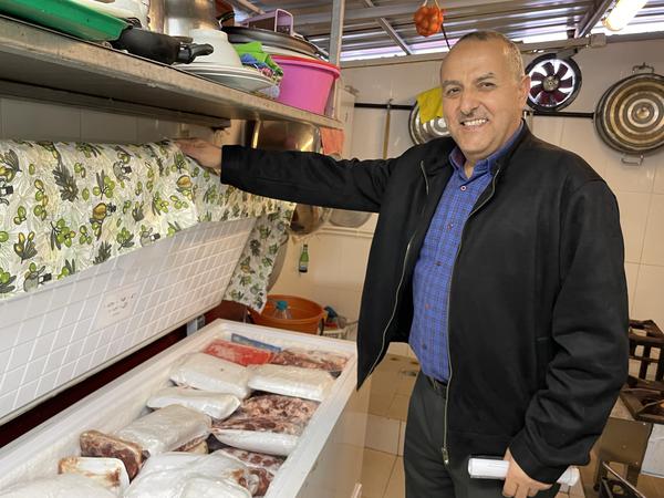 Imam Osman zeigt in seiner Küche die Fleischvorräte für die Armenspeisung