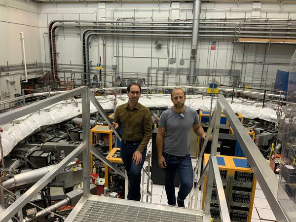 Die Experimentalphysiker Martin Fertl (links) und Simon Corrodi forschen am Myonenspeicherring des Fermilab.