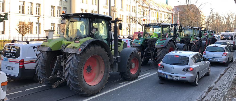 Hunderte Traktoren rollen am Montag zur Brandenburger Staatskanzlei in Potsdam.