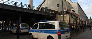 Polizei am Alexanderplatz. 