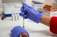 Biontech startet erste klinische Studie mit Omikron-Impfstoff. Foto: Lennart Preiss/dpa