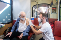 Booster in der Impftram. Ein 85-jähriger Mann lässt sich in Frankfurt ein drittes Mal gegen Corona impfen. Foto: Boris Roessler/dpa