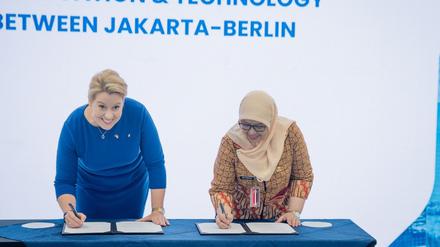 Berlins Wirtschaftssenatorin Franziska Giffey (SPD) unterzeichnete am Donnerstag in Jakarta mit iher Amtskollegin Sri Haryati ein Abkommen.