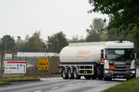 Ein Tankwagen verlässt ein Shell-Öldepot im britischen Kingsbury. Foto: Jacob King/PA Wire/dpa