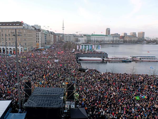 In Hamburg haben am Freitag 19.01.2024 etwa 50.000 Menschen auf dem Jungfernstieg gegen Rechtsextremismus demonstriert. 