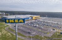 Ikeas klassisches Modell: Geschäft "auf der grünen Wiese" am Stadtrand mit riesigem Parkplatz. Foto: imago/Scanpix