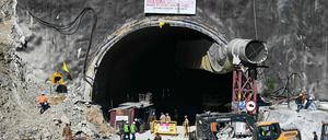 Die 41 Arbeiter hängen noch immer im Tunnel in Indien fest.