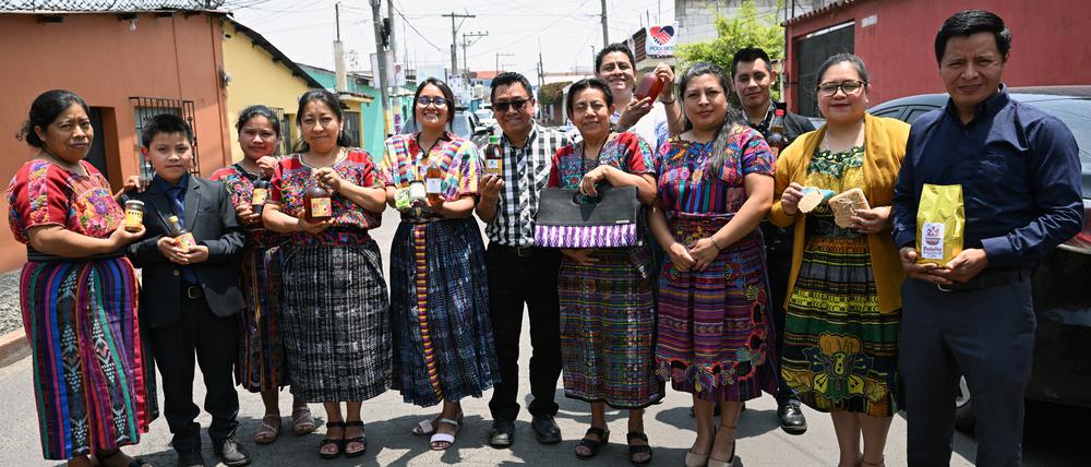 Indigene Unternehmerinnen und Unternehmer aus Chimaltenango mit einer Auswahl ihrer Produkte.