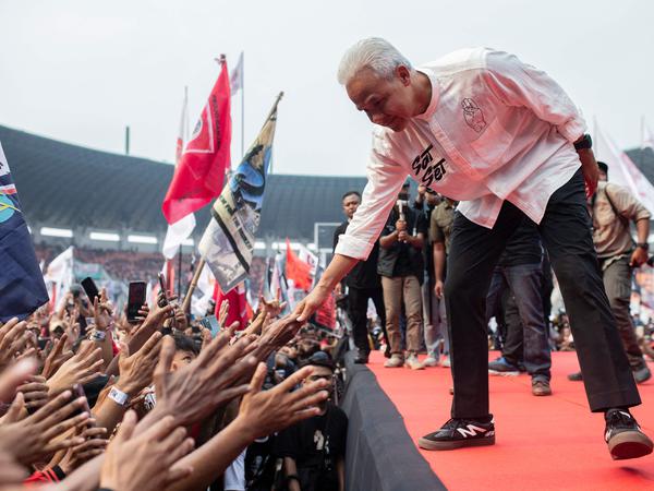 Präsidentschaftskandidat Ganjar Pranowo auf einer Wahlkampfveranstaltung. Er gehört zum selben Parteilager wie Favorit Prabowo Subianto.