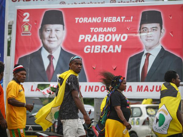 Kandidat Prabowo Subianto (l.) will den Sohn des amitierenden Präsidenten, Gibran Rakabuming, zu seinem Vize machen, sollte er die Wahl gewinnen. 