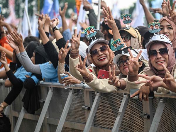 Fans von Verteidigungsminister Prabowo Subianto bei einer Wahlkampfveranstaltung.