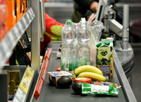 Lebensmittel liegen auf dem Band an einer Kasse in einem Supermarkt. Foto: picture alliance/dpa