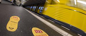 Informationen über Schienersatzverkehr auf der U-Bahn Linie 2 von Theodor-Heuss-Platz nach Ruhleben in Berlin am 29. Dezember 2022. 