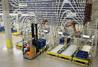 Auch im Werk des Autoherstellers Skoda ordnen Roboter kleine Fertigungsteile ins Lager ein. Foto: obs