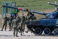 Mitglieder des chinesischen Militär stehen bei einer Übung an einem Panzer. Foto: REUTERS/Maxim Shemetov