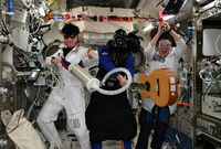 Die Crew der Internationalen Raumstation (ISS). Serena Aunon-Chancellor aus den USA, Alexander Gerst aus Deutschland und Sergey Prokopyev aus Russland feiern eine Halloween-Party. Foto: REUTERS