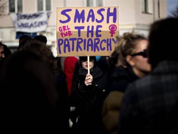 Am Internationalen Frauentag wird in Berlin traditionell demonstriert. 2020 hielt eine Demonstrantin bei einer Demonstration ein Plakat mit „Smash The Patriarchy“ (deutsch: Zerstört das Patriarchat)  und dem Zeichen für die Frau hoch. 