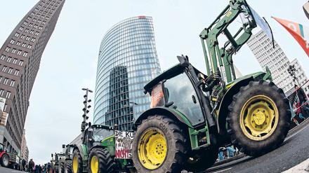 Traktoren stehen am 16.01.2016 in Berlin am Potsdamer Platz.