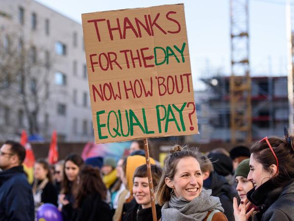 Am Internationalen Frauentag finden bundesweit verschiedenste Demos statt, wie hier in Berlin am 8. März 2019. In Mecklenburg-Vorpommern und Berlin gilt dieser Tag als Feiertag.