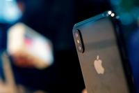 Der Pries für iPhones stieg im Schnitt von 600 auf 724 Dollar. Foto: Charles Rex Arbogast/AP/dpa