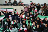 Ausdruck des Gesellschaftsmodells: Weibliche Fans beim Match Iran-Bolivien in Teheran Foto: picture alliance/dpa