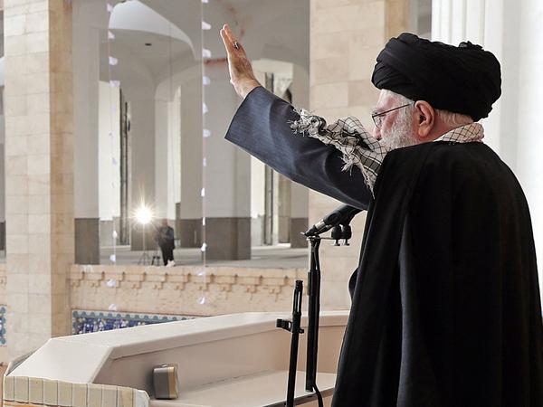 Der oberste iranische Führer Ayatollah Ali Khamenei während der Eid al-Fitr Gebetszeremonie in Teheran am 10. April 2024.