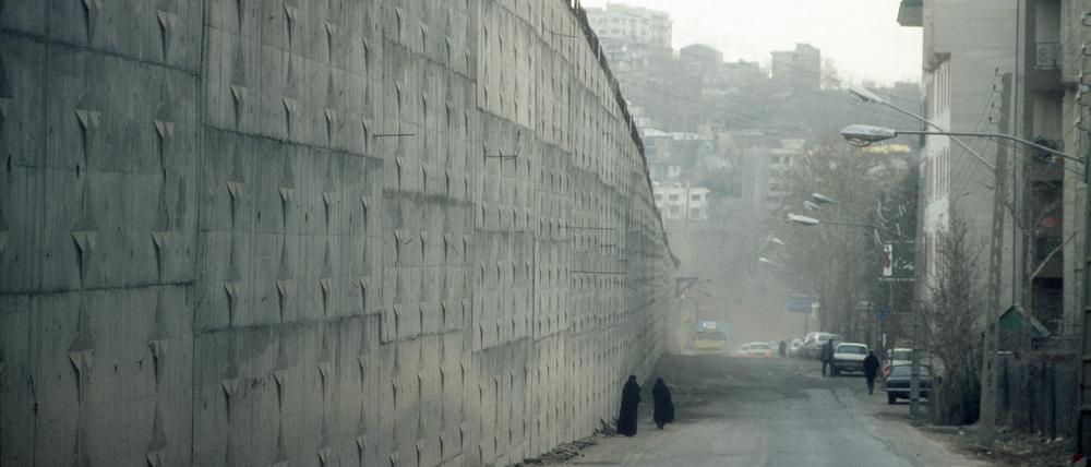 Eine Außenmauer des berüchtigten Evin-Gefängnisses in Teheran im Iran. (Archivbild)