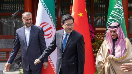 Irans Außenminister Hossein Amir-Abdollahian und sein saudischer Amtskollege Prinz Faisal bin Farhan Al Saud mit ihrem Gastgeber Qin Gang beim Treffen in Peking am Donnerstag.