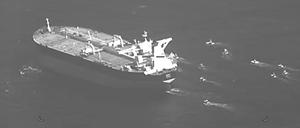 Archivfoto:  Dieses Standbild aus einem von der US-Marine veröffentlichten Video zeigt den unter der Flagge Panamas fahrenden Öltanker «Niovi», der in der Straße von Hormuz von Schiffen der iranischen Revolutionsgarde umzingelt ist.