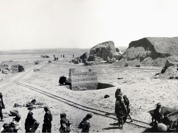 Die noch stehenden Reste des Ischtar-Tores zu Beginn der Grabungen in Babylon, 1902.