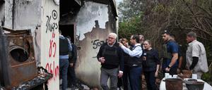 Bundespräsident Frank-Walter Steinmeier mit seinem israelischen Amtskollegen Itzchak Herzog bei einem Besuch im Kibbuz Be’eri, der besonders von dem Massaker der Hamas betroffen war. 