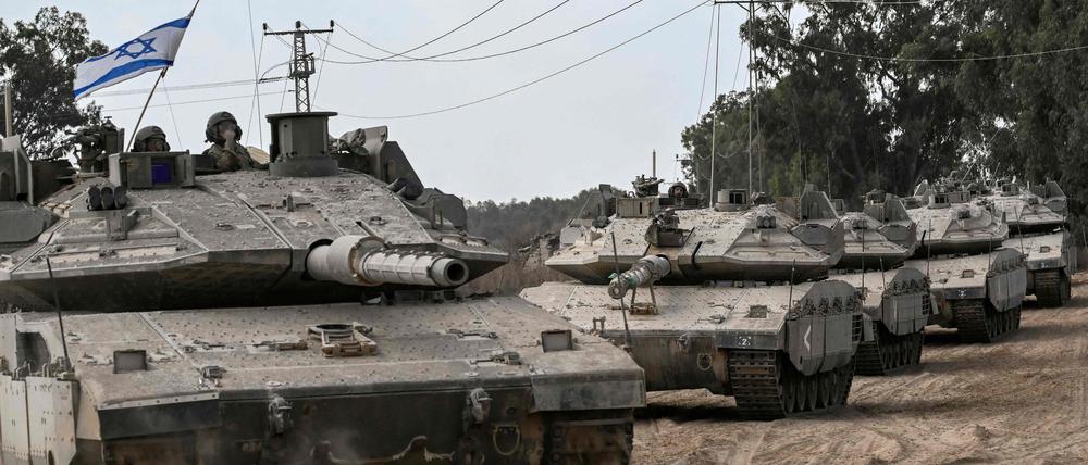 Israelische Panzer auf dem Weg zur Gaza-Grenze.