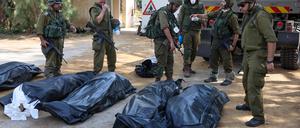 Israelische Soldaten bereiten sich darauf vor, die Leichen ihrer Landsleute, die bei einem Angriff militanter Palästinenser getötet wurden, zu bergen.