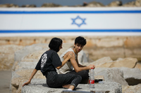 Israelis genießen ihre neuen Freiheiten wie hier am Strand. Foto: Amir Cohen/REUTERS
