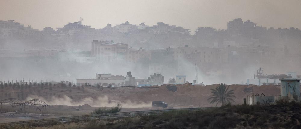 Ein israelisches gepanzertes Fahrzeug manövriert im Gazastreifen, 10. November 2023.